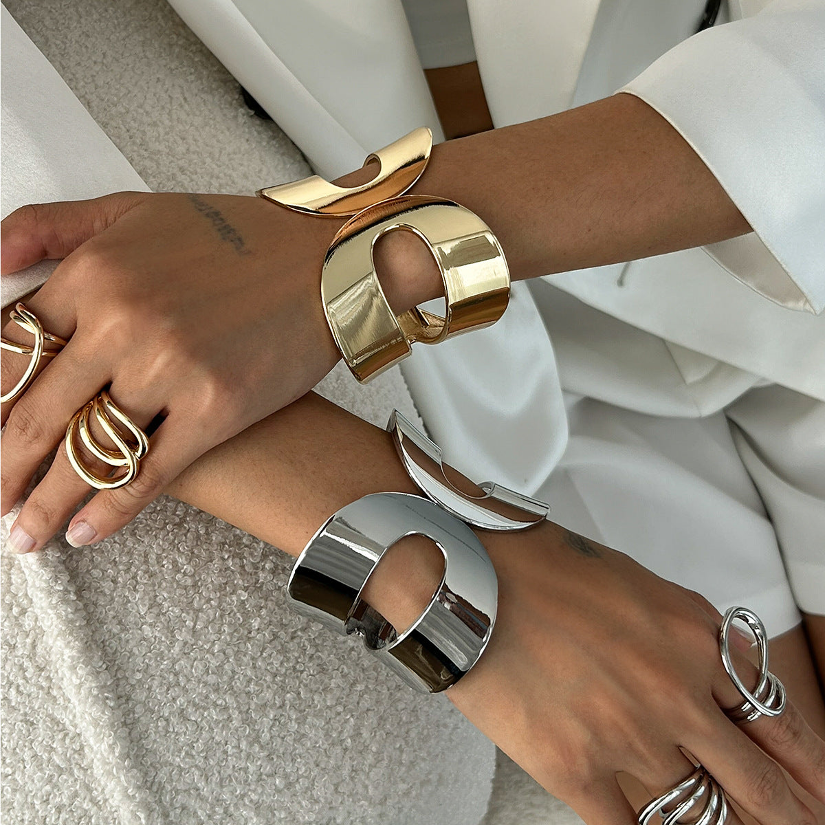 Bracciale rigido aperto geometrico a doppio anello cavo da donna in lega con finitura galvanica