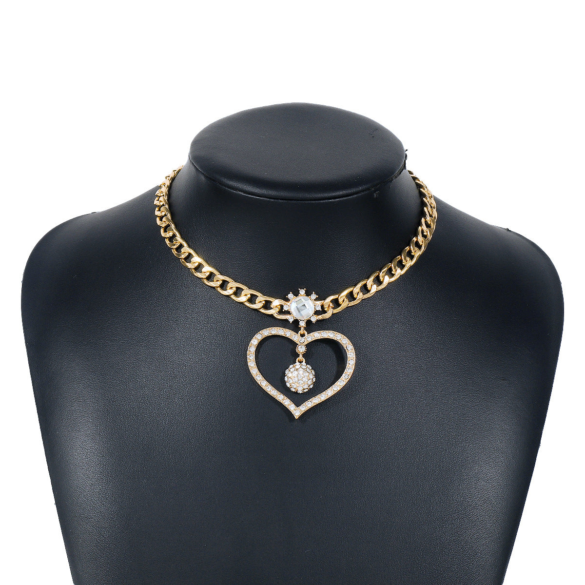 Collar con colgante de corazón hueco geométrico dulce y atrevido para mujer con incrustaciones de diamantes de imitación y cadena de hierro chapado