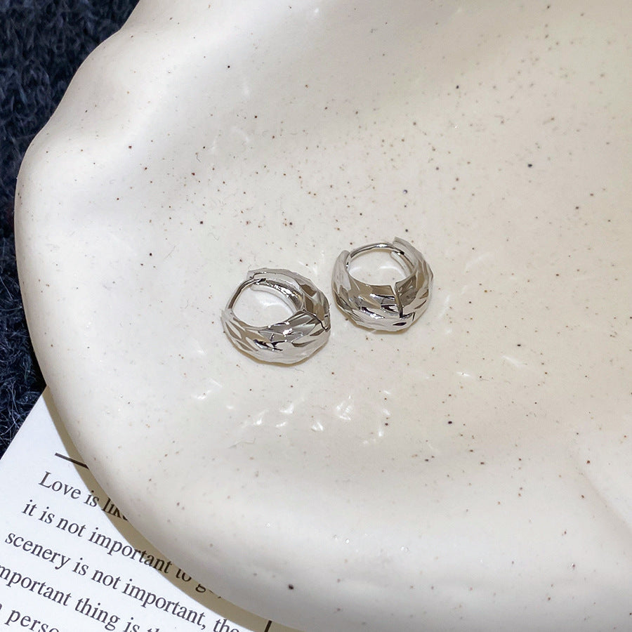 Orecchini a perno da donna a forma di C in metallo argentato geometrico minimalista con estetica cool e sensazione di lusso
