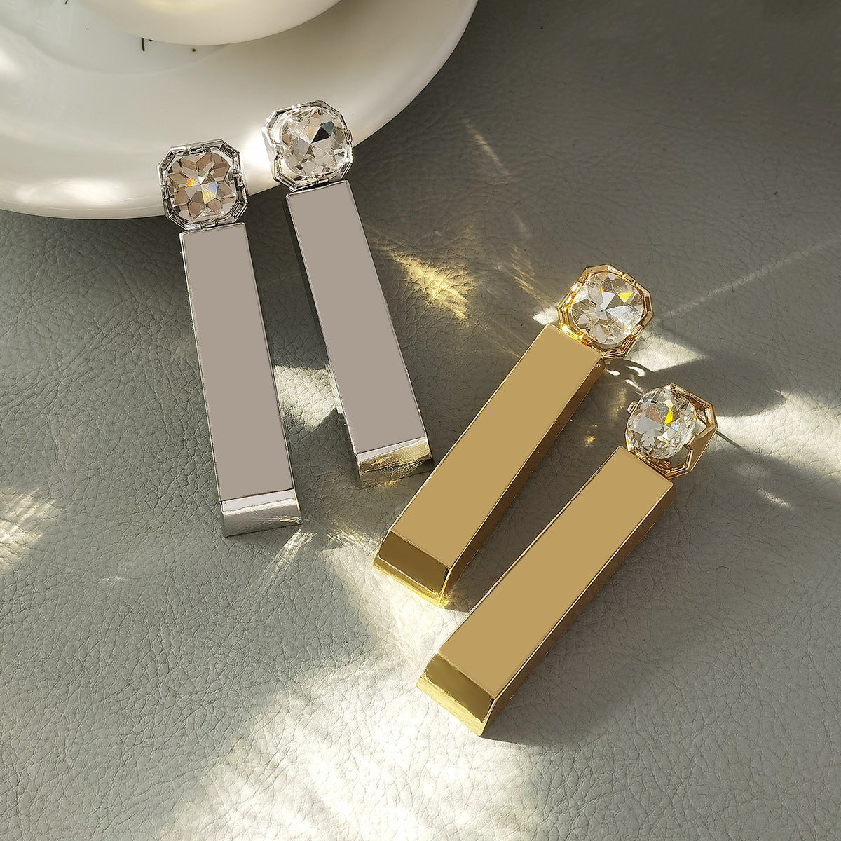 Orecchini geometrici rettangolari "Sweet and Edgy" con strass da donna in lega con intarsio