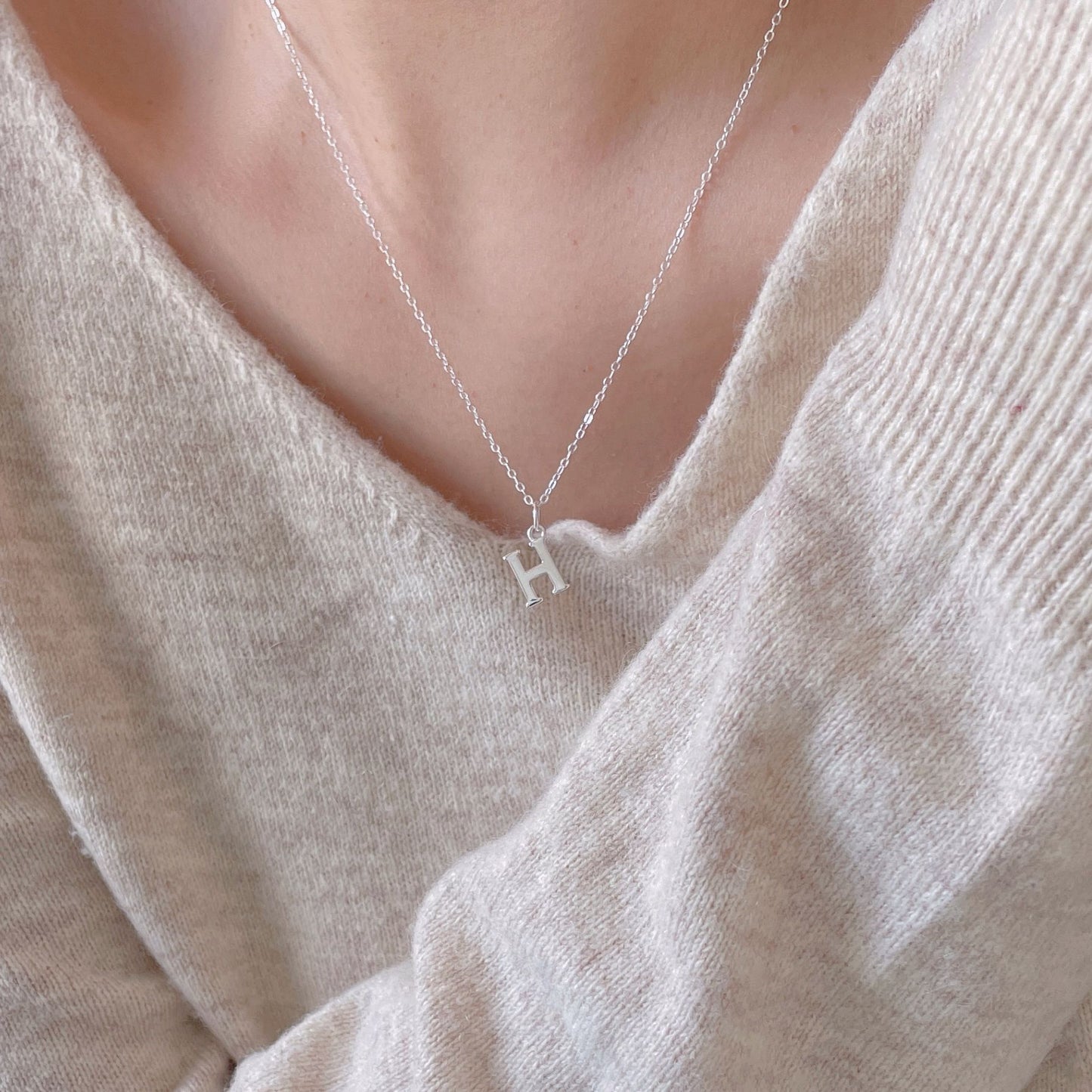 Collana con Lettera Geometrica Minimalista in Argento Sterling 925 con Placcatura Oro e Accenti Arcobaleno su Catena Snake