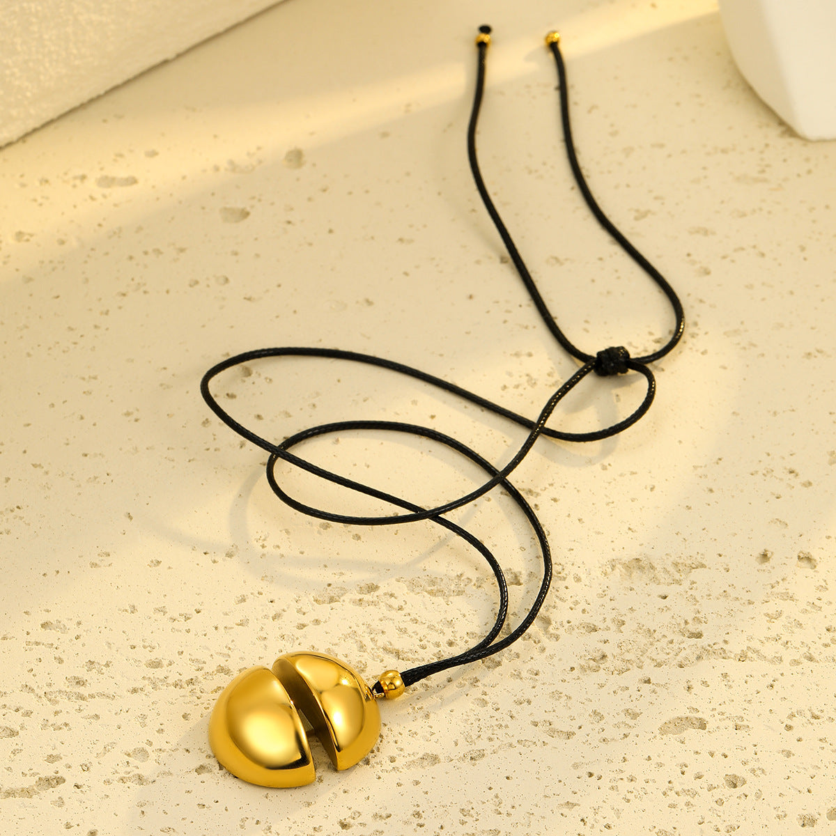 Collar de Acero Inoxidable con Colgante Redondo de Moda y Baño de Oro para Mujer