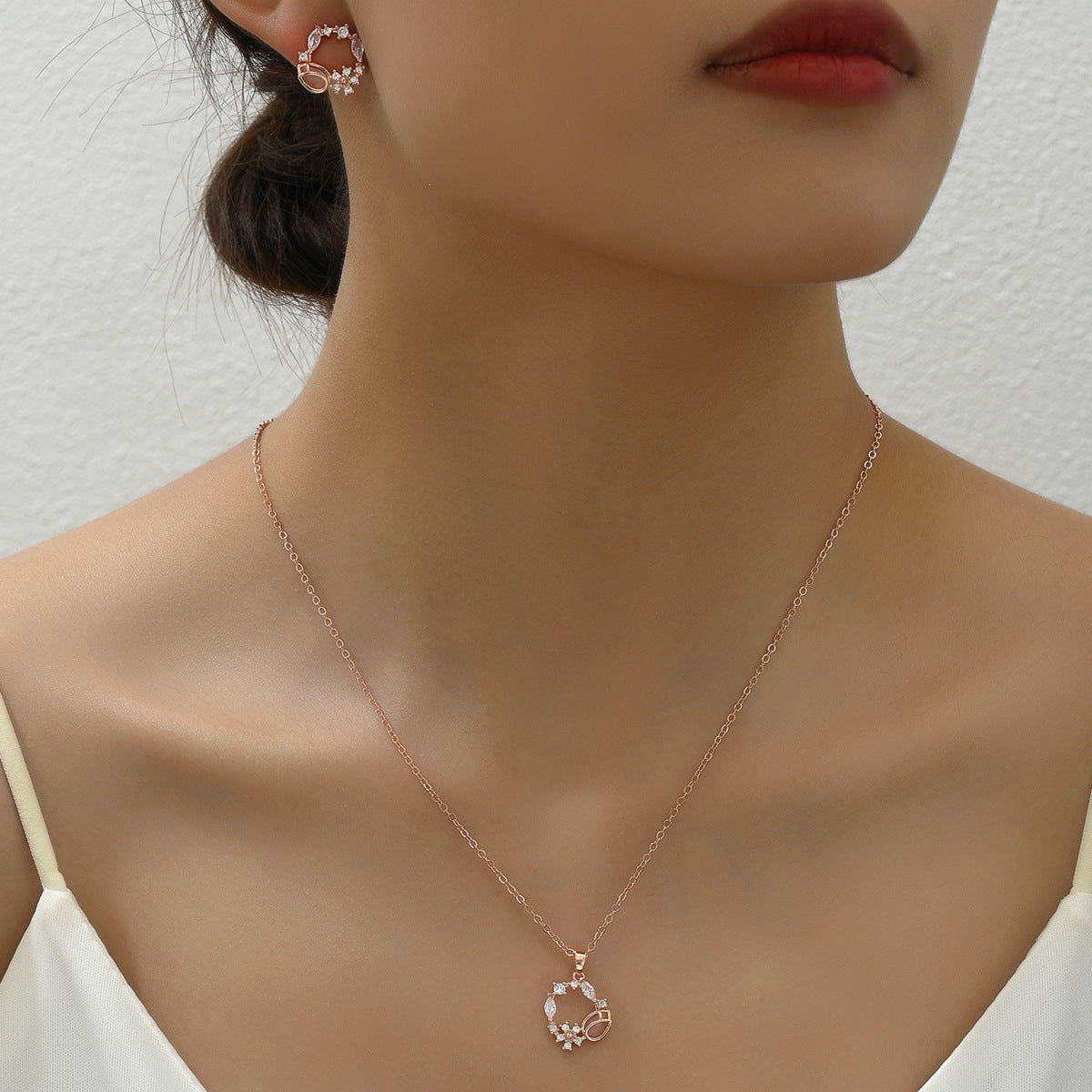 Set di collana e orecchini pendenti floreali minimalisti in rame con intarsio di zirconi da donna
