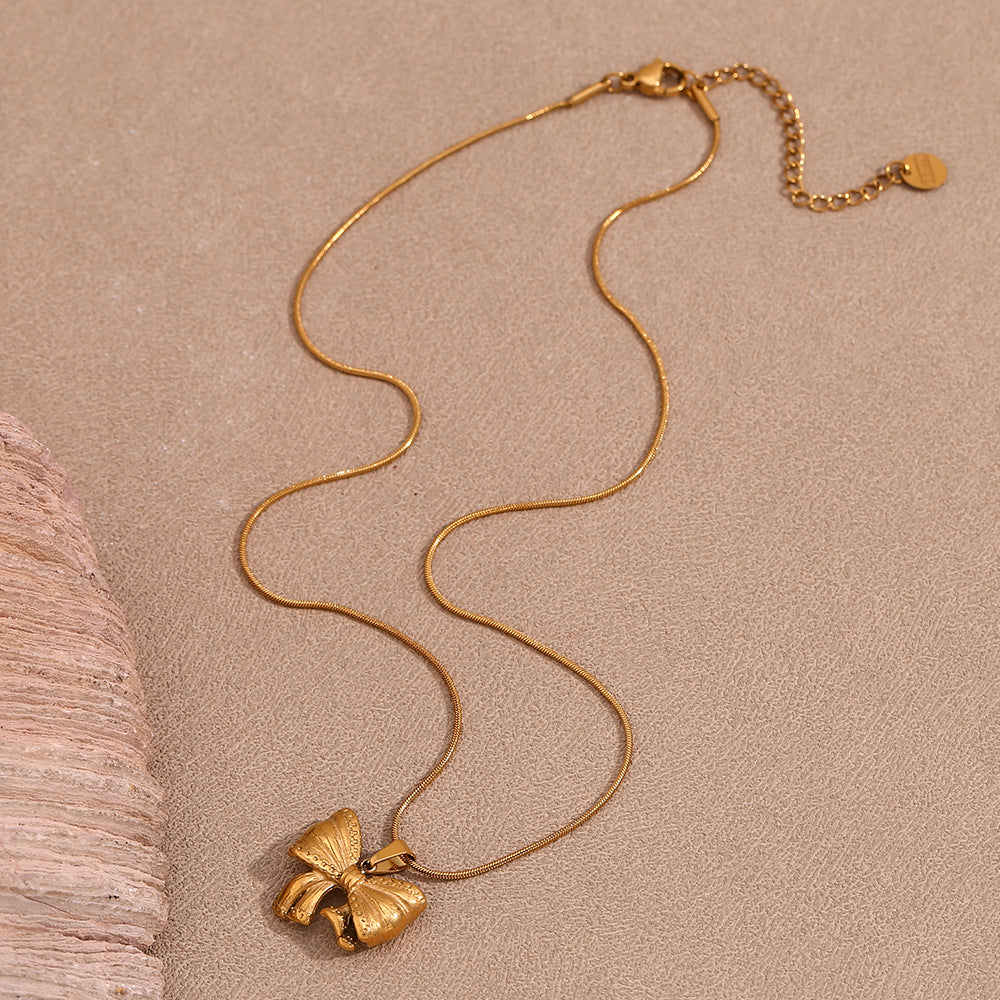 Elegante Collar con Colgante de Lazo para Mujer en Acero Inoxidable con Baño de Oro de 18K en Delicada Cadena de Serpiente