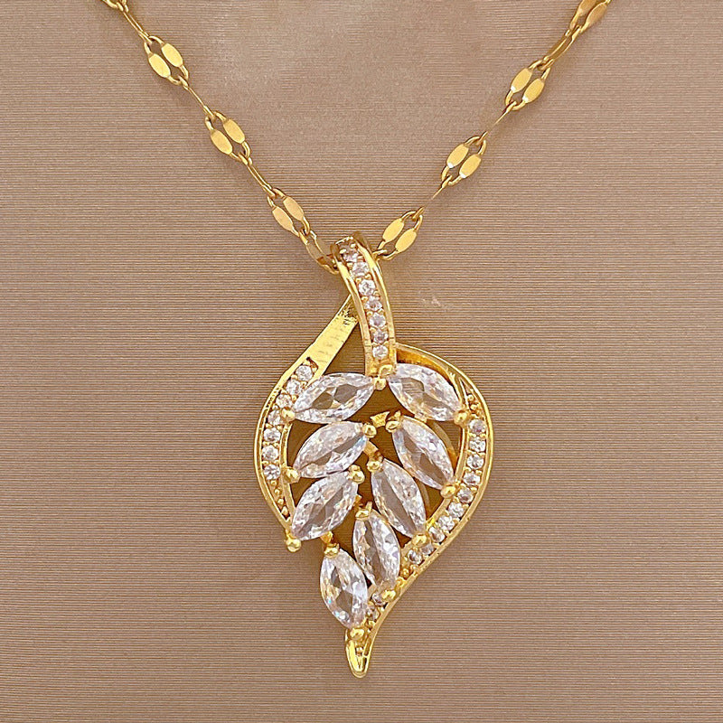 Collana con ciondolo a foglia geometrica in acciaio al titanio micro-pavé di lusso per donna con intarsio di strass e design elegante di ispirazione cortigiana