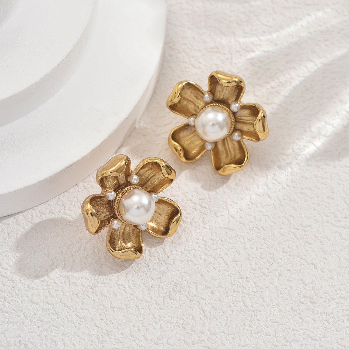 Vintage Floral Design Zinc Alloy Stud Earrings with Pearl Inlay for Women