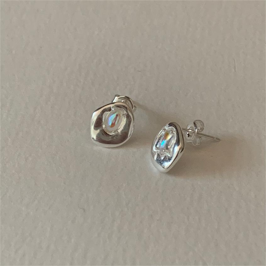 Orecchini a perno minimalisti a forma di lettera in argento sterling 925 con intarsio in strass AB, perno anallergico in argento