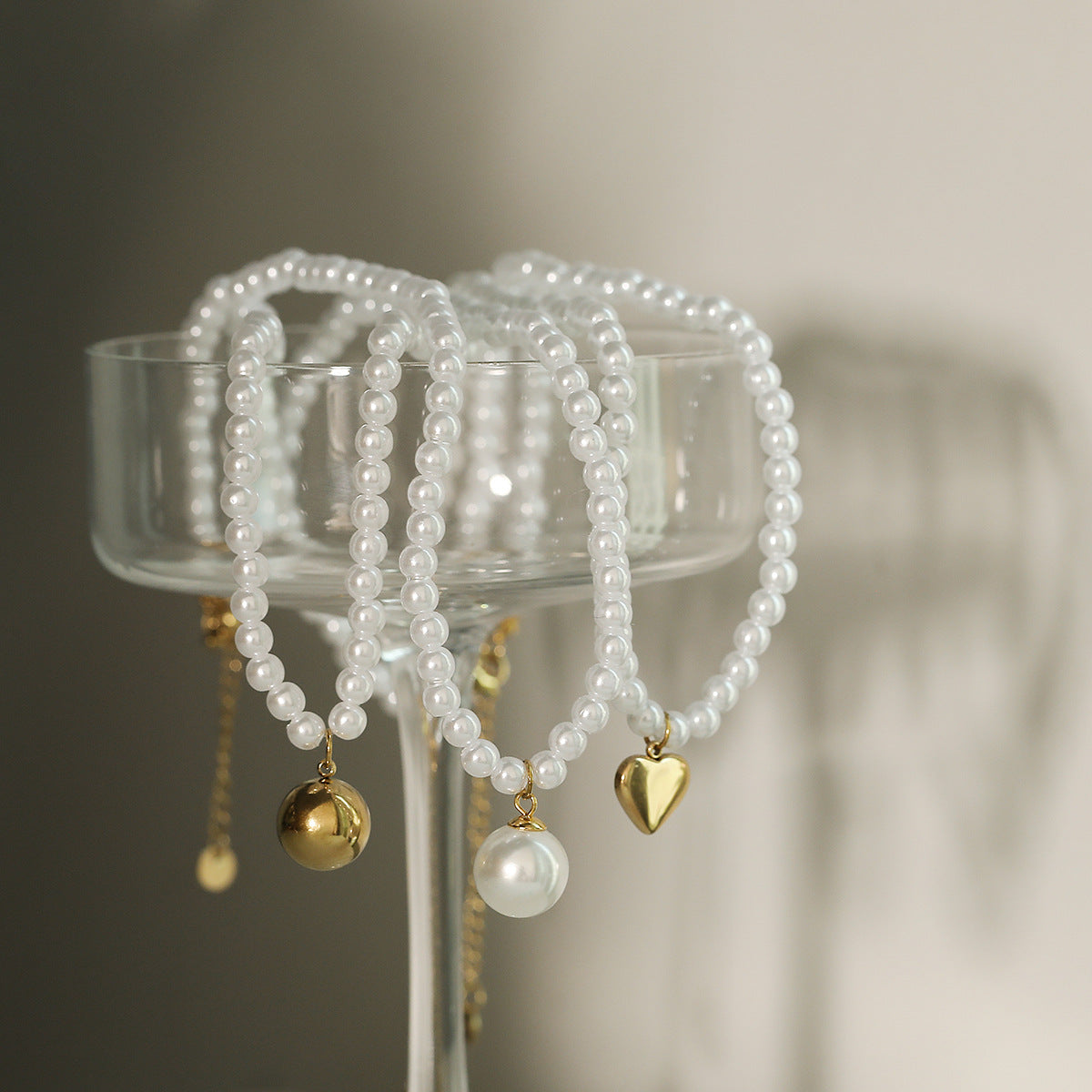 Collana a Sfera Rotonda Geometrica Minimalista da Donna in Acciaio al Titanio Placcato Oro 18K con Accento di Perle