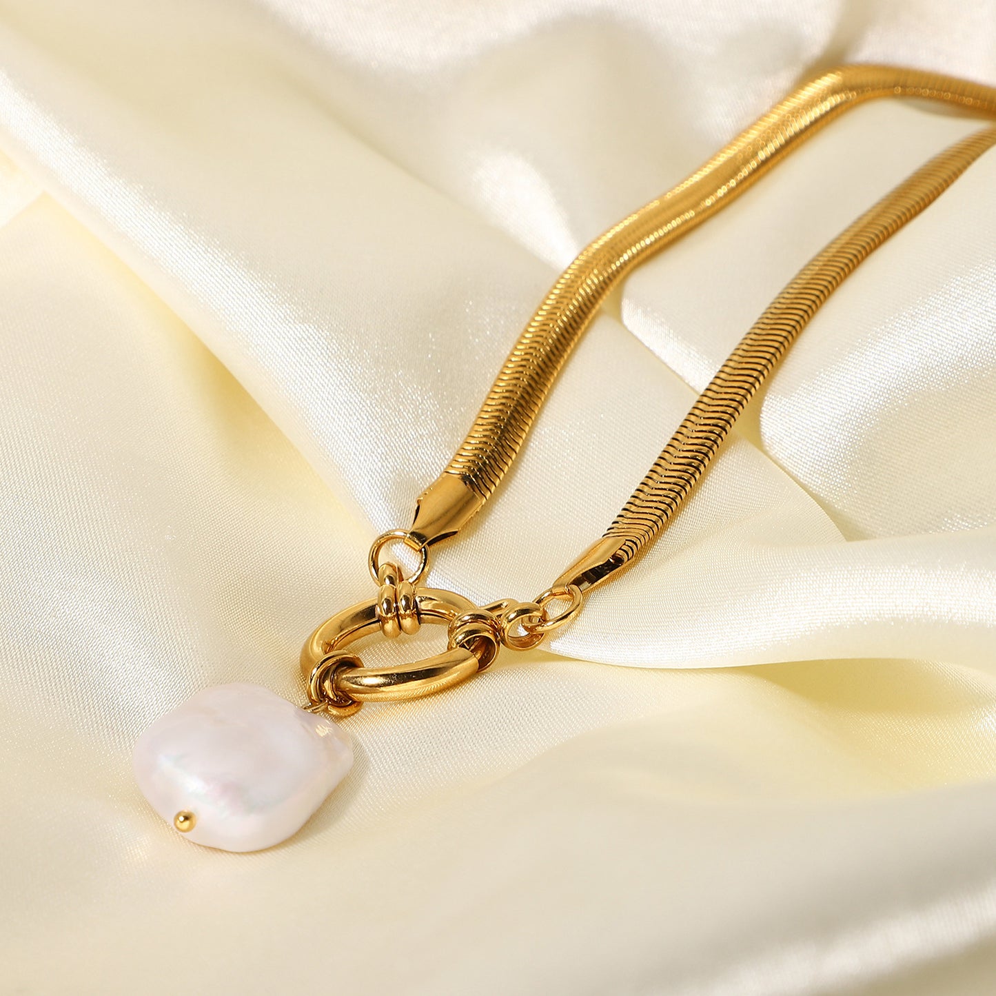 Collana pendente minimalista con perla d'acqua dolce a forma di cuore in acciaio inossidabile con placcatura in oro 18 carati e catena a serpente