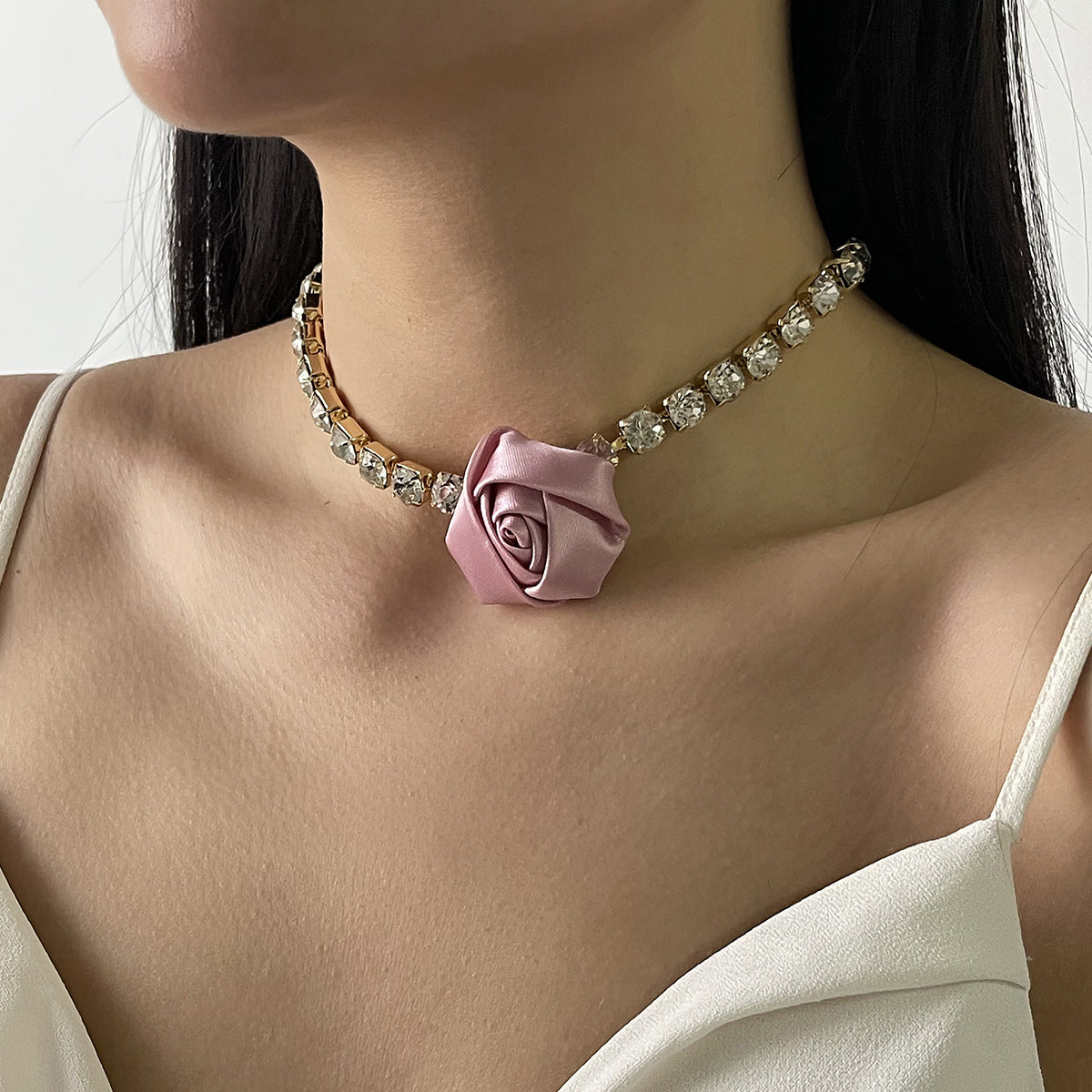 Elegant Luxury Floral Pendant Necklace with Rhinestone Accents for Women, Alloy Chain, Fashionable Clavicle Jewelry for Evening Parties and Daily Wear