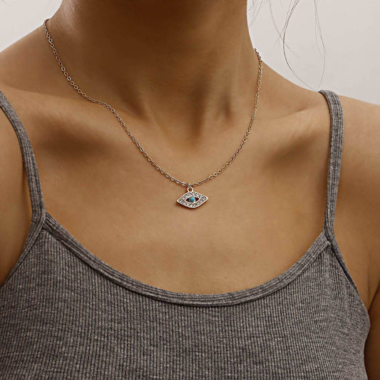 Collana con ciondolo a forma di occhio diabolico geometrico punk vintage da donna con corpo in lega, intarsio di strass e finitura placcata su delicata catena per clavicola