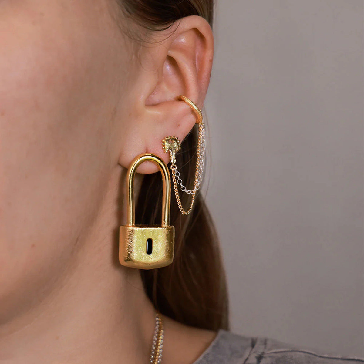Orecchini a perno geometrici in acciaio inossidabile placcati oro da donna con design a linea minimalista
