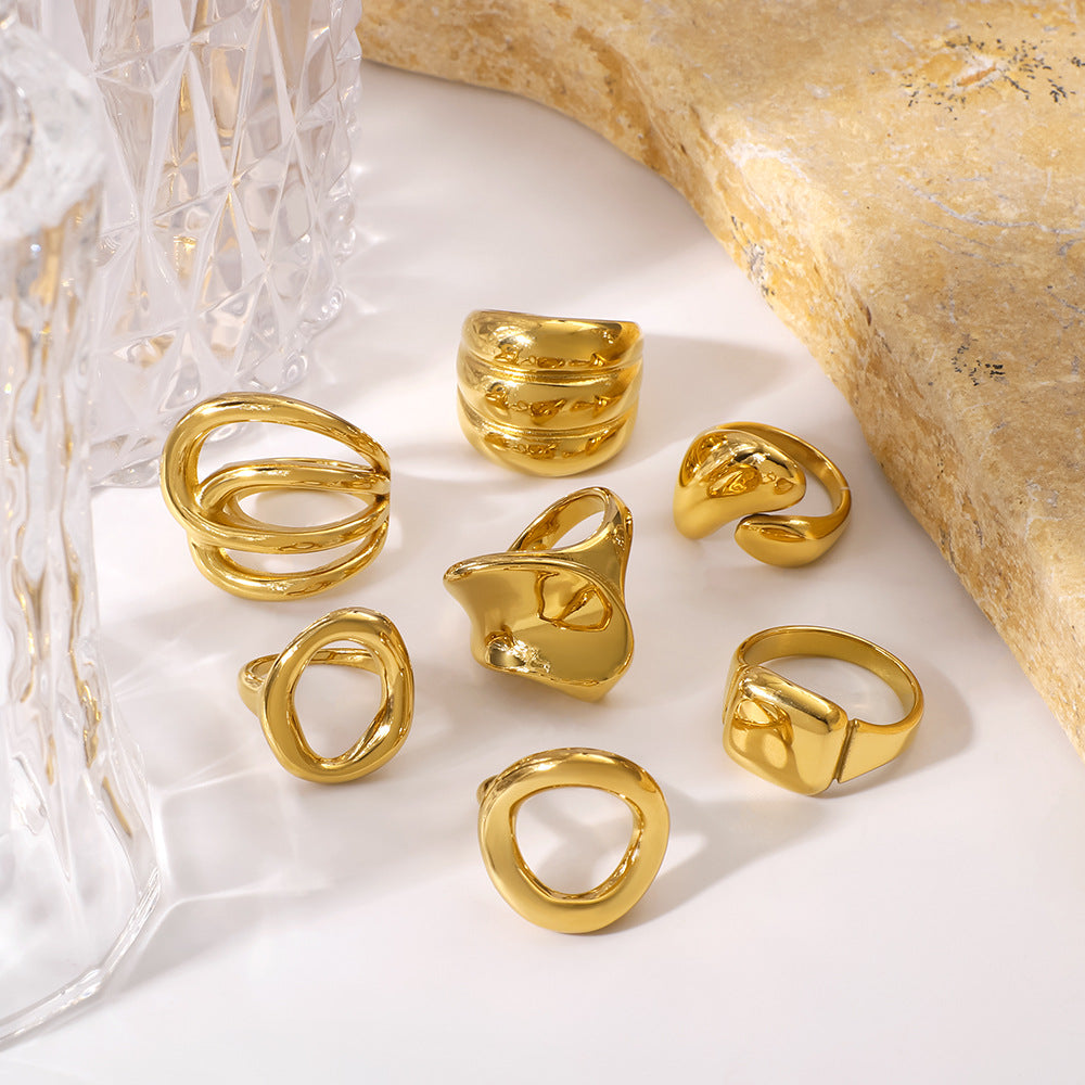 Anello Geometrico Intagliato in Acciaio al Titanio con Linee Accentate Placcate Oro 18K per Unisex