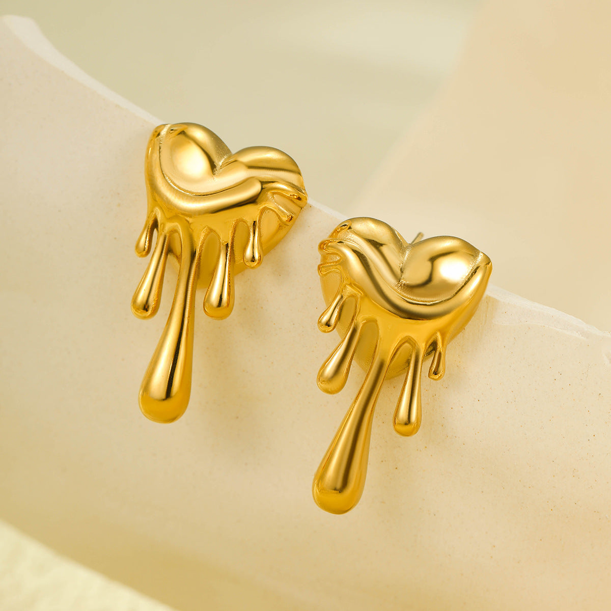 Pendientes vintage de acero inoxidable con forma de corazón bañados en oro de 18K para mujer