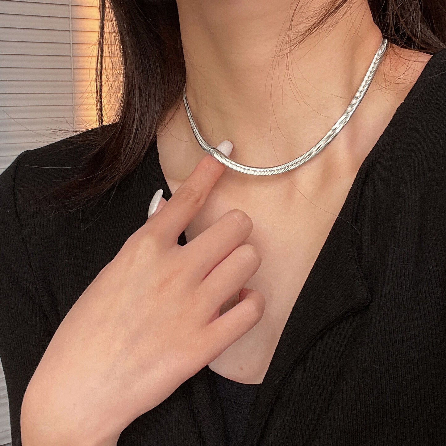 Collar minimalista de cadena de serpiente de acero de titanio en forma de U para mujeres y hombres con acabado pulido y delicado diseño estilo guardapelo