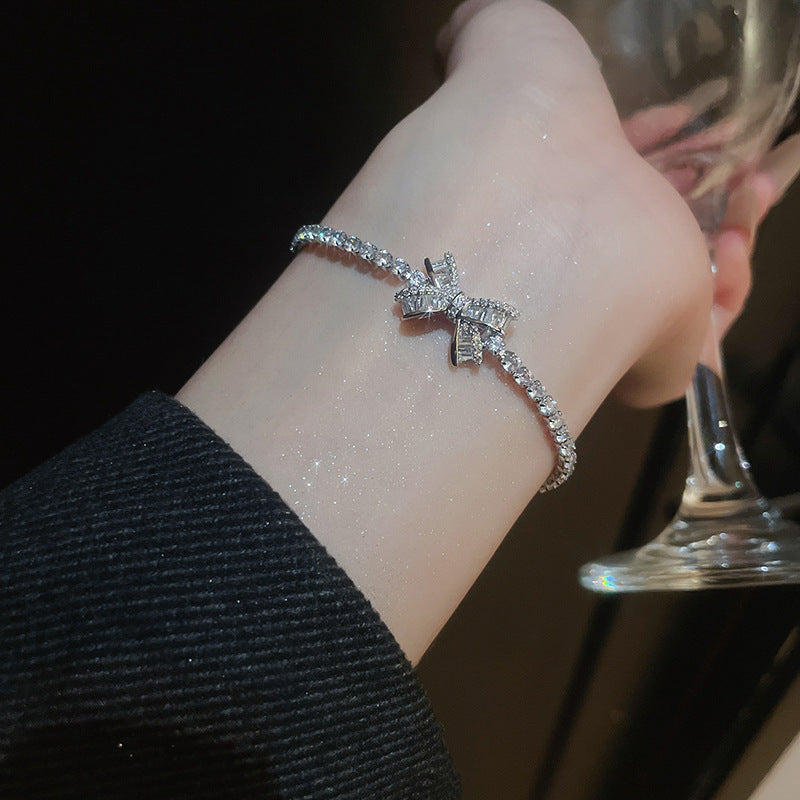 Elegante bracciale da donna con fiore geometrico e accenti in zircone, in rame placcato, stile trendy da ufficio, gioiello versatile e lussuoso per la mano