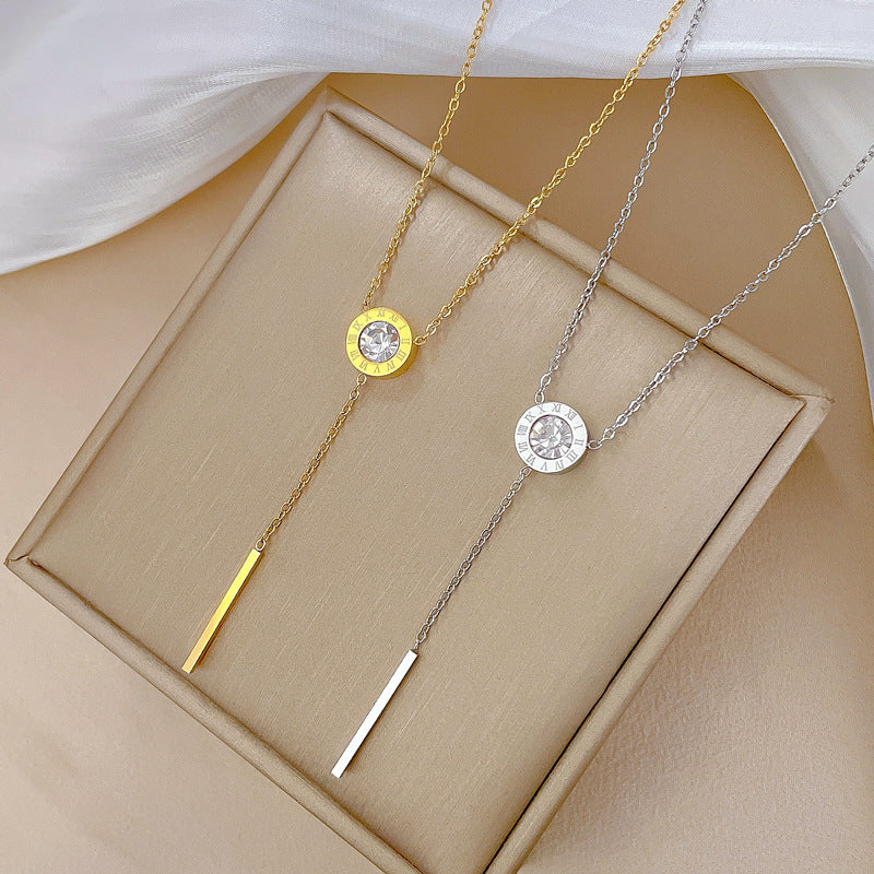 Collana con ciondolo geometrico minimalista in acciaio al titanio per uomo e donna con finitura placcata oro e catena a medaglione