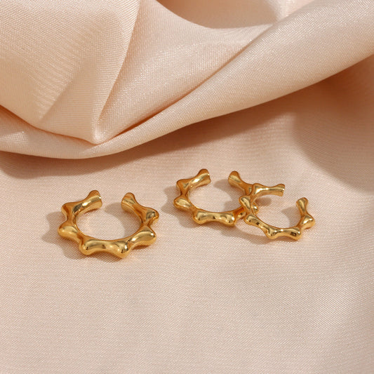 Orecchini a clip ipoallergenici in acciaio inossidabile con design geometrico, placcatura in oro 18 carati e dettaglio a rivetto