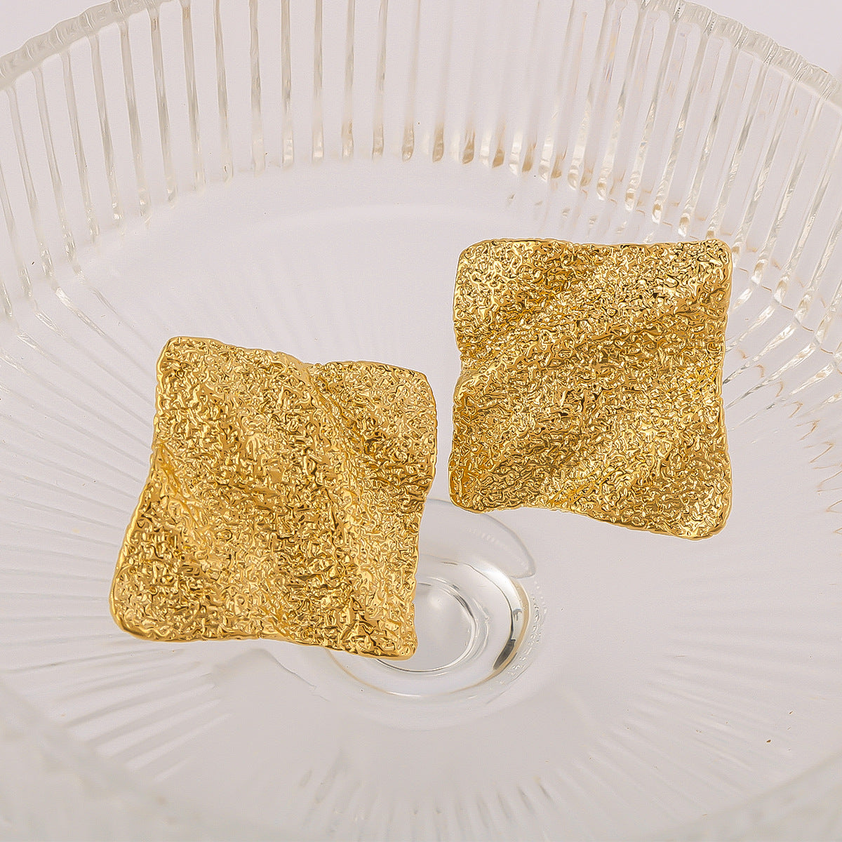 Orecchini da donna minimalisti geometrici in acciaio al titanio con texture quadrata opaca e finitura in oro 18K placcato sottovuoto