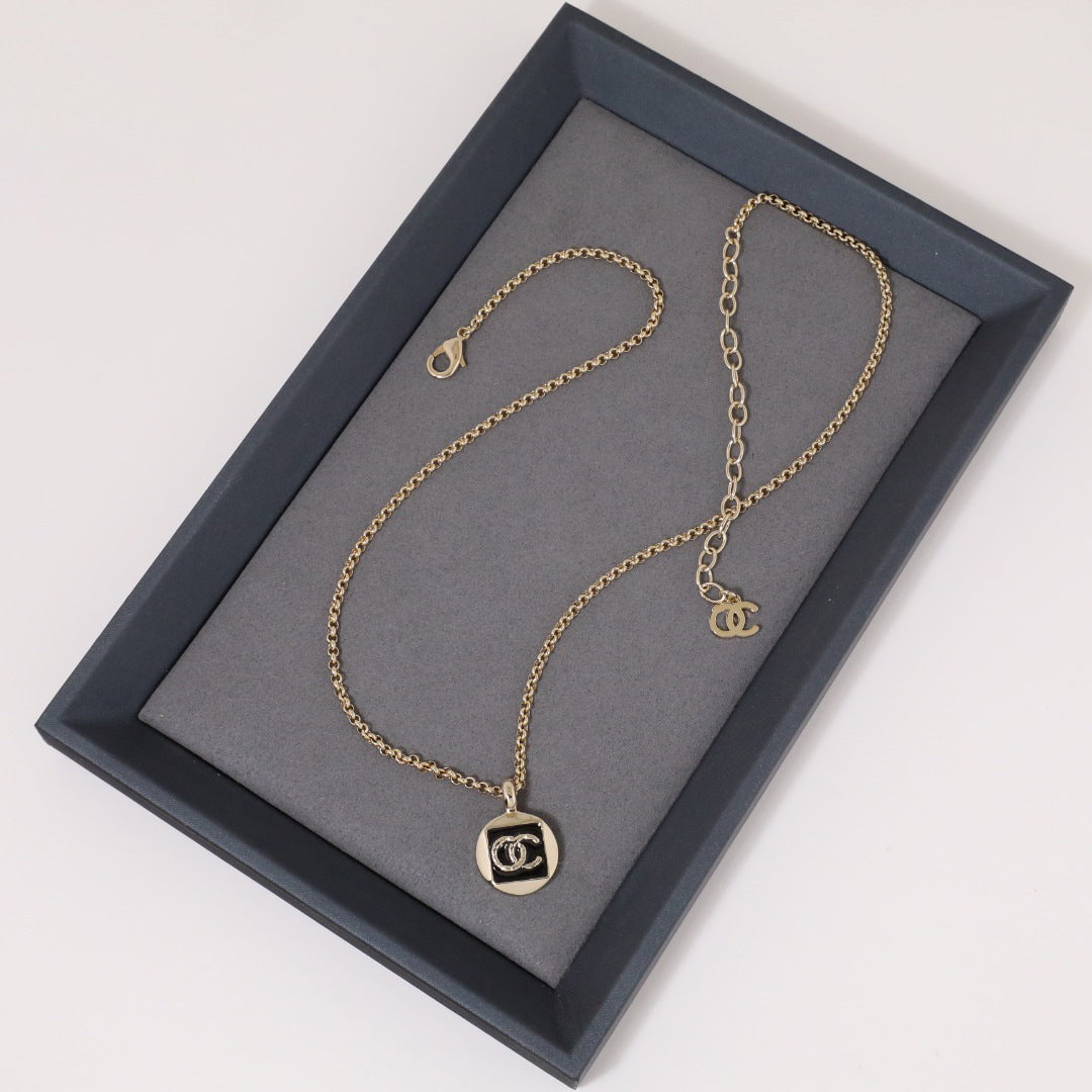 Collar de latón bañado en oro con letras esmaltadas de lujo para mujer
