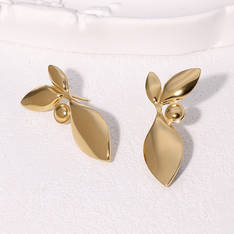 Orecchini in titanio a forma di foglia stile naturale con placcatura in oro 18 carati per donna, perno in acciaio inossidabile ipoallergenico, design lussuoso e minimalista