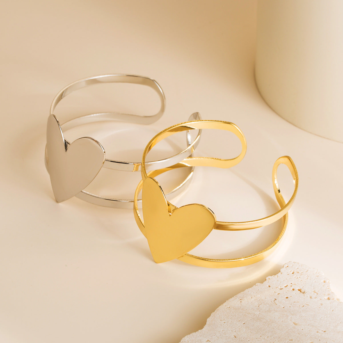 Bracciale da donna a cuore aperto geometrico minimalista stile freddo con base in ferro e finitura placcata