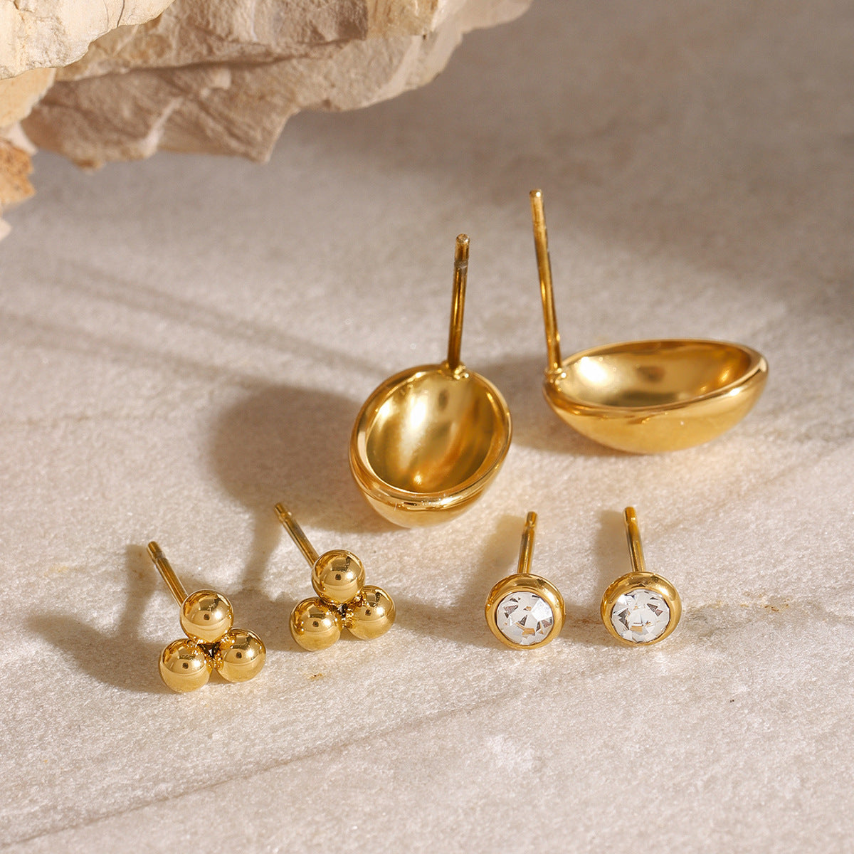Orecchini a perno geometrici minimalisti rotondi in acciaio inossidabile con intarsio in strass e placcatura in oro 18K