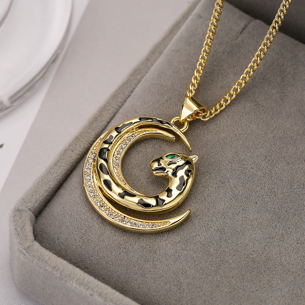 Collana con pendente a testa di leopardo in stile hip hop da donna con base in rame e placcatura in oro vero con accenti di strass
