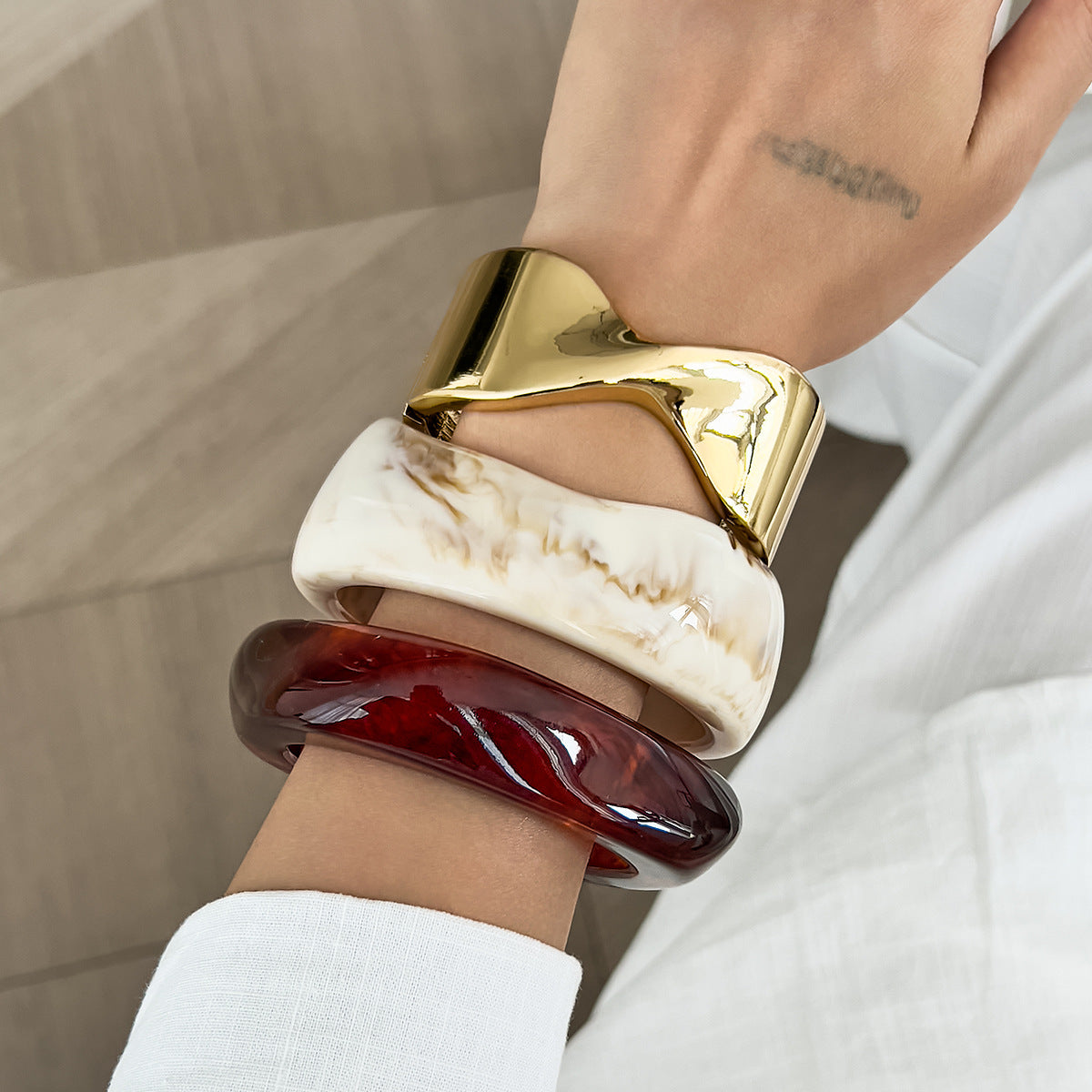 Bracciale Vintage A Polsino Largo Incrociato In Lega Con Finitura A Specchio E Design Geometrico Irregolare