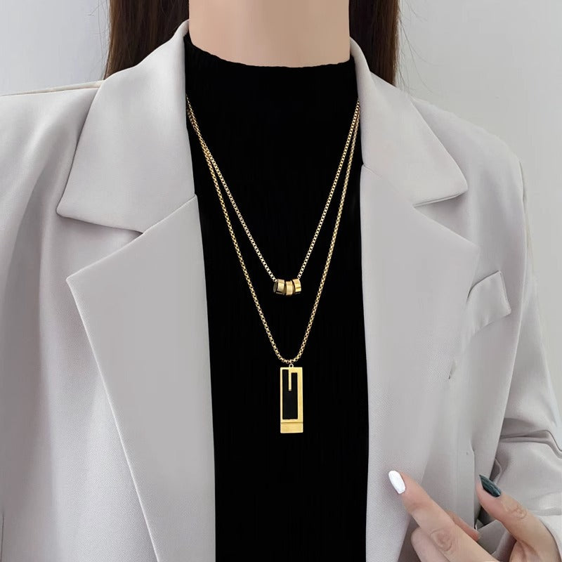 Collar con colgante de acero titanio con forma de animal minimalista para mujer, con acabado galvanizado y diseño irregular