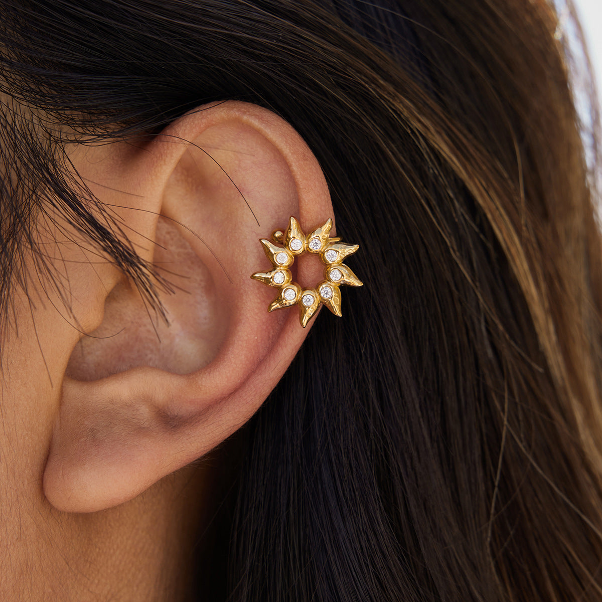 Pendientes de botón minimalistas de acero inoxidable con forma de sol y circonitas para mujer