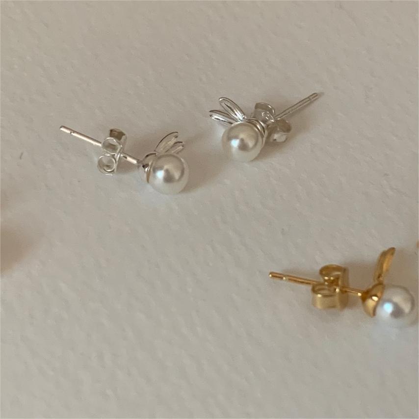 Pendientes de Plata de Ley 925 Minimalistas con Forma de Conejo y Acento de Perla de Agua Dulce