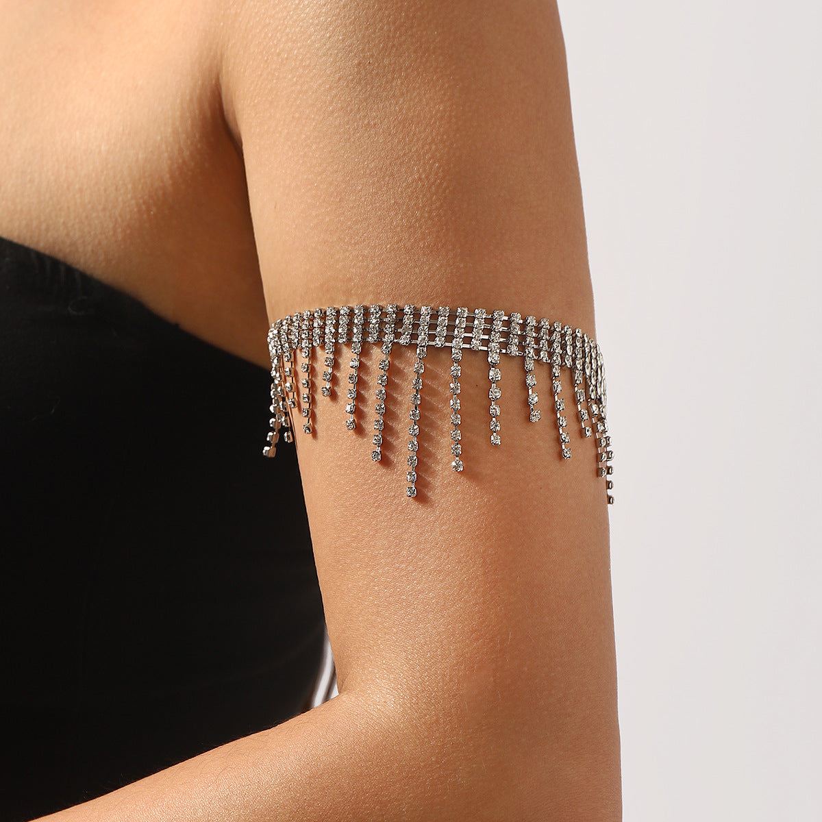 Cadena de brazo minimalista geométrica con incrustaciones de diamantes de imitación y detalles de flecos para mujer
