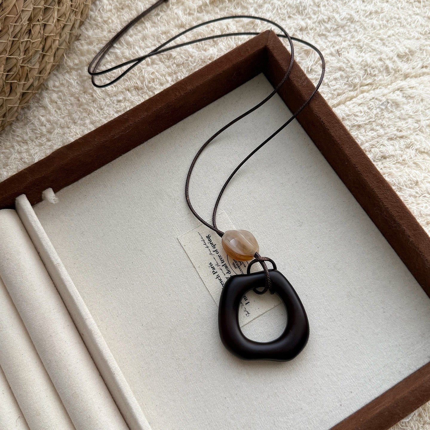Collana con ciondolo geometrico in acrilico stile retrò da donna con charm in lega, fatta a mano, catena a strati alla moda minimalista