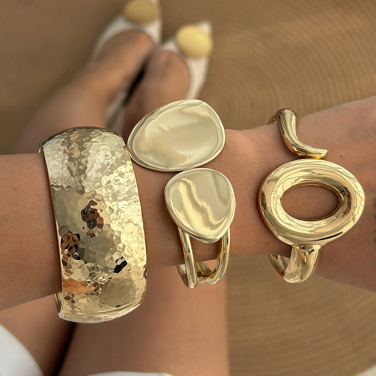 Pulsera Minimalista de Aleación Texturizada Martillada Líquida con Cierre de Resorte y Diseño Circular Asimétrico