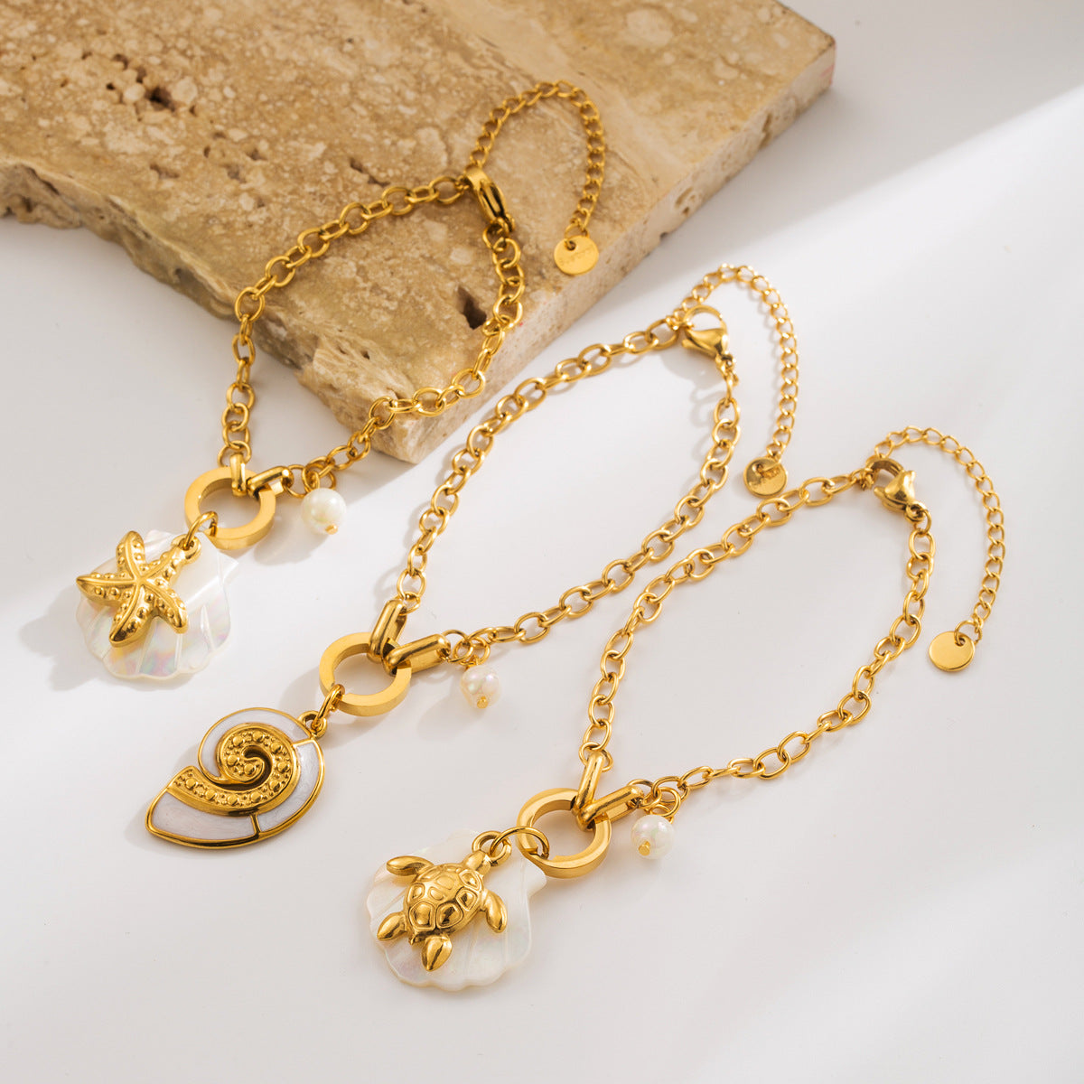 Bracciale con ciondoli a tartaruga e conchiglia in acciaio inossidabile placcato oro 14K per donne e uomini, gioiello a tema animale estivo da spiaggia