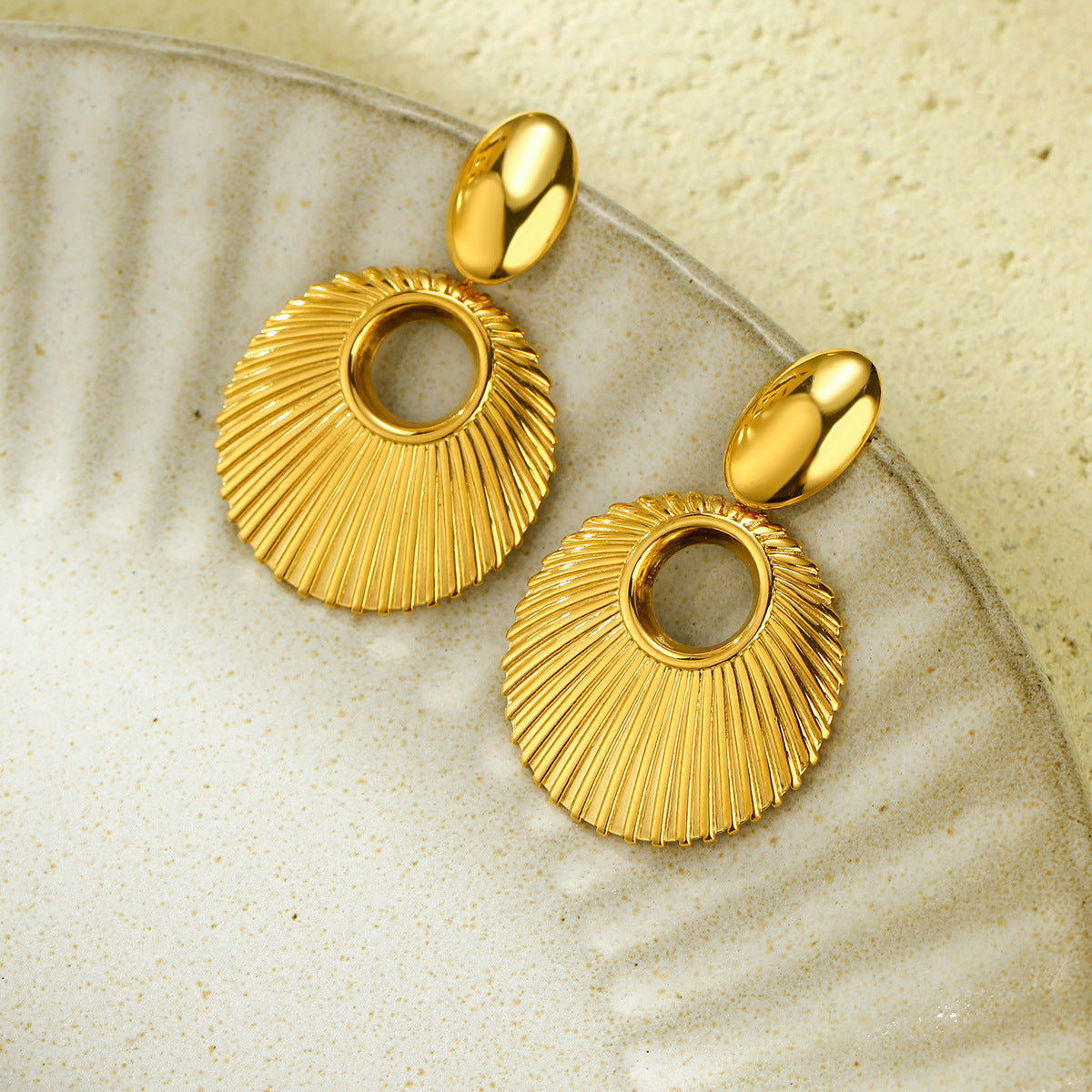 Pendientes redondos minimalistas de acero titanio huecos de moda para mujer con acabado chapado y aspecto lujoso de primera calidad