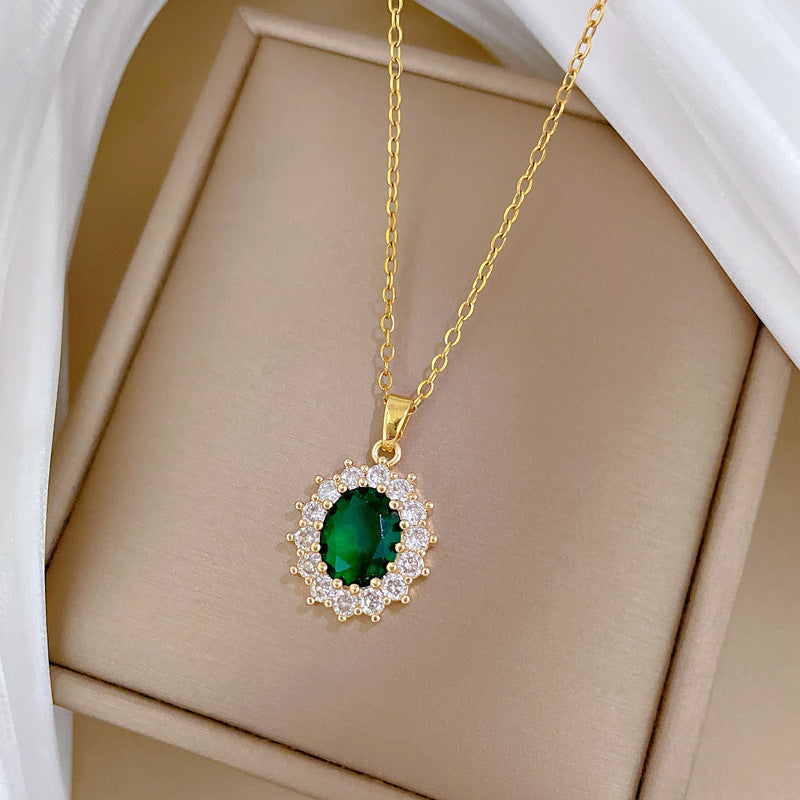 Collar de acero de titanio para mujer con gema verde en forma de huevo estilo caricatura, incrustaciones de diamantes de imitación y delicada cadena para la clavícula