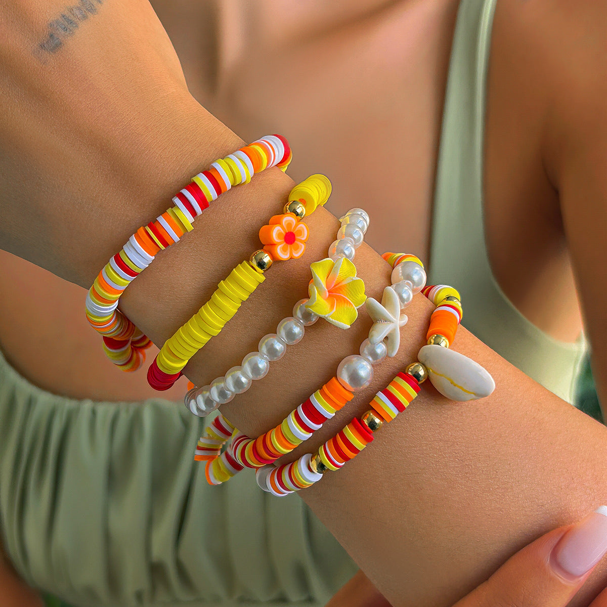 Set di bracciali in argilla polimerica a forma di fiore, in stile bohémien da spiaggia, con perline colorate e lavorazione artigianale