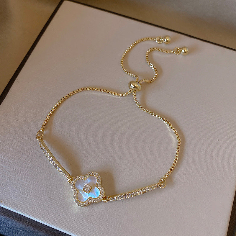 Bracciale da donna elegante placcato oro con zirconi e foglie di abalone, accessorio di lusso minimalista
