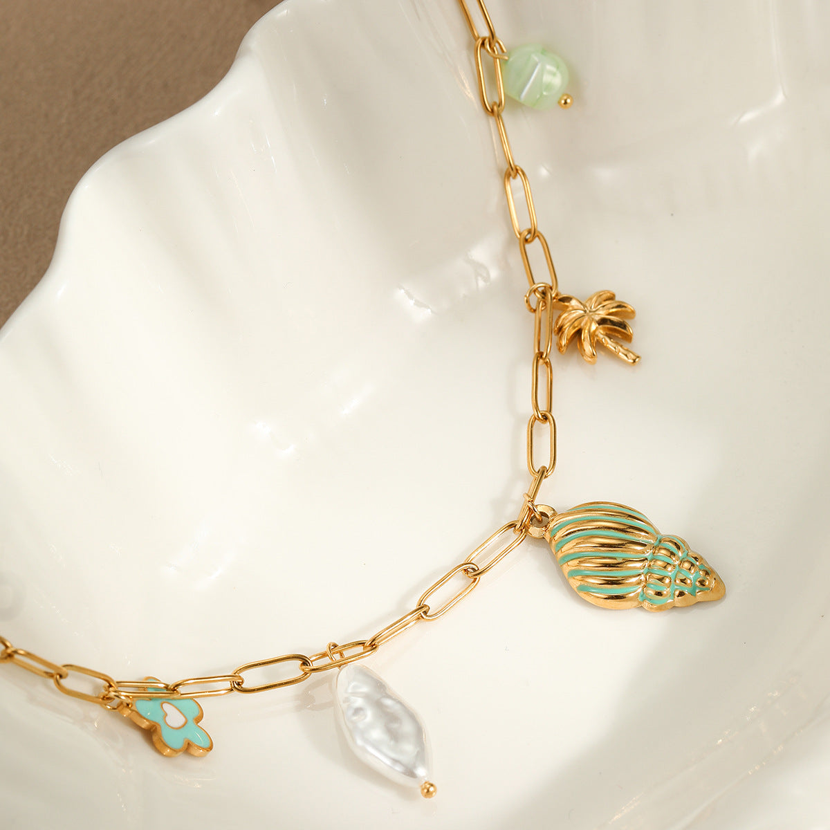 Collana con ciondolo a tema oceano, con conchiglia e stella marina, alla moda per l'estate, in acciaio inossidabile con finitura placcata per donna