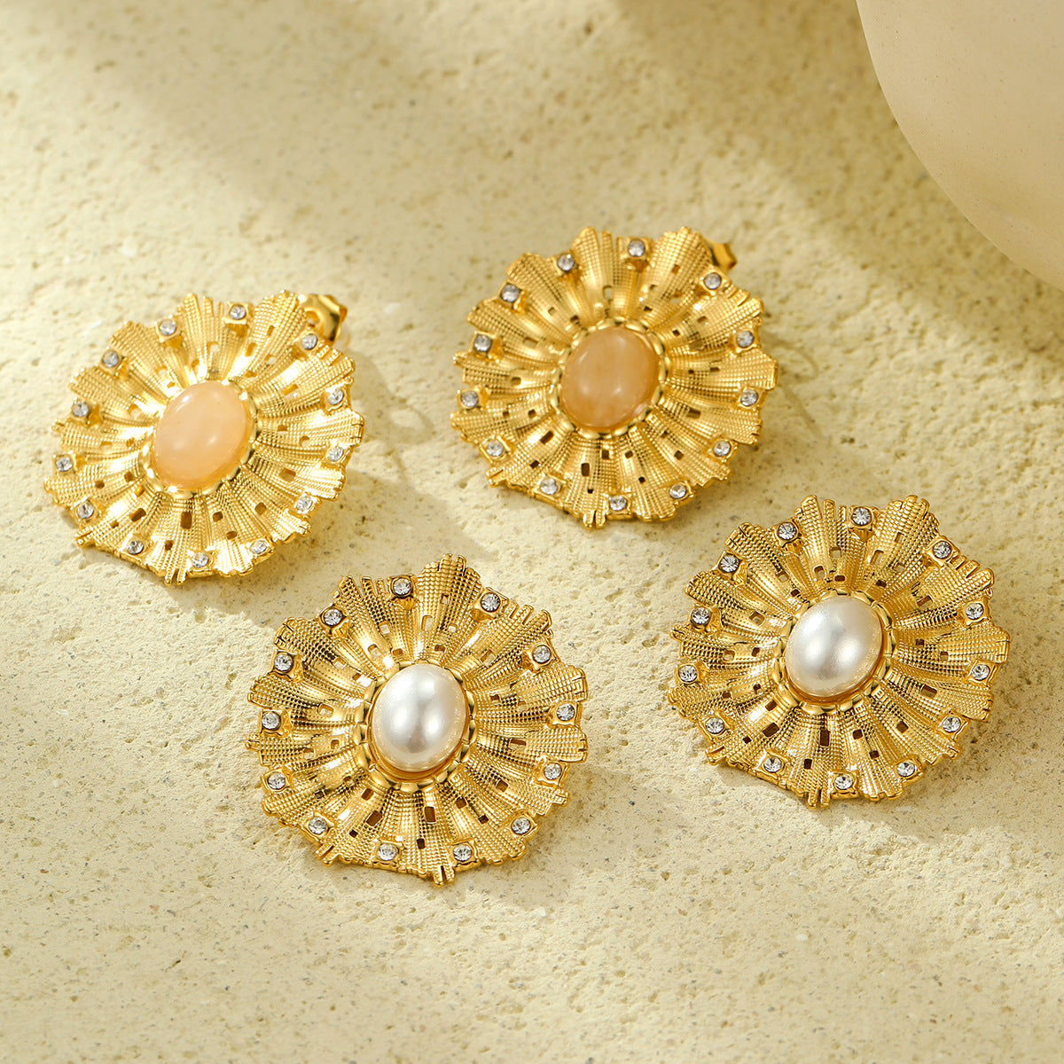 Aretes de Titanio con Incrustaciones Florales de Perlas y Zirconia de Estilo Vintage para Mujer