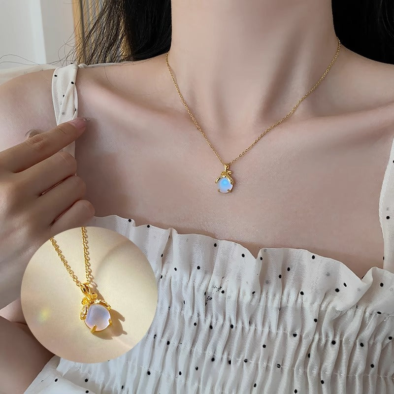Collana Pendente Libellula dal Design Originale da Donna in Acciaio al Titanio con Placcatura in Oro 18K e Forma Irregolare
