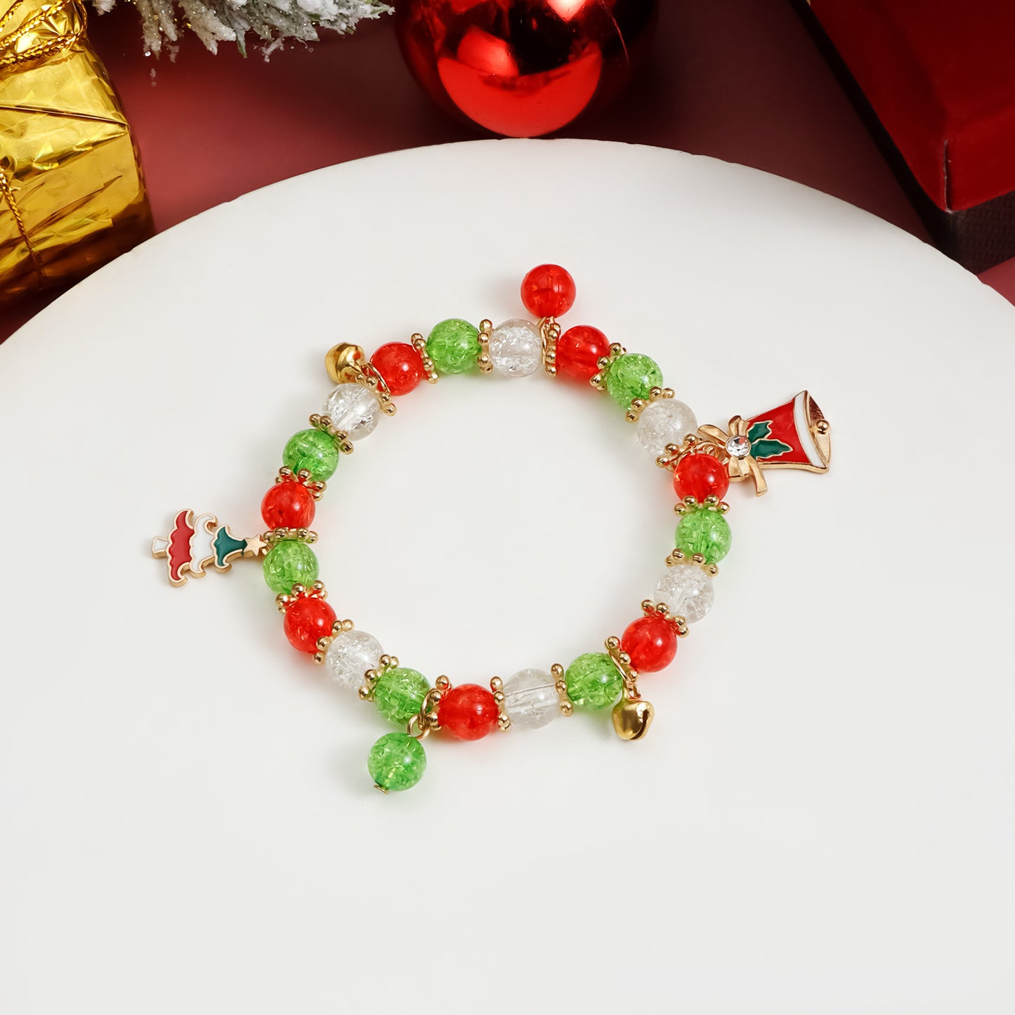 Pulsera con dije de campana de Navidad geométrica de diseño original para mujer, con detalles de metal chapado y cuentas de arcilla polimérica de colores en cordón.