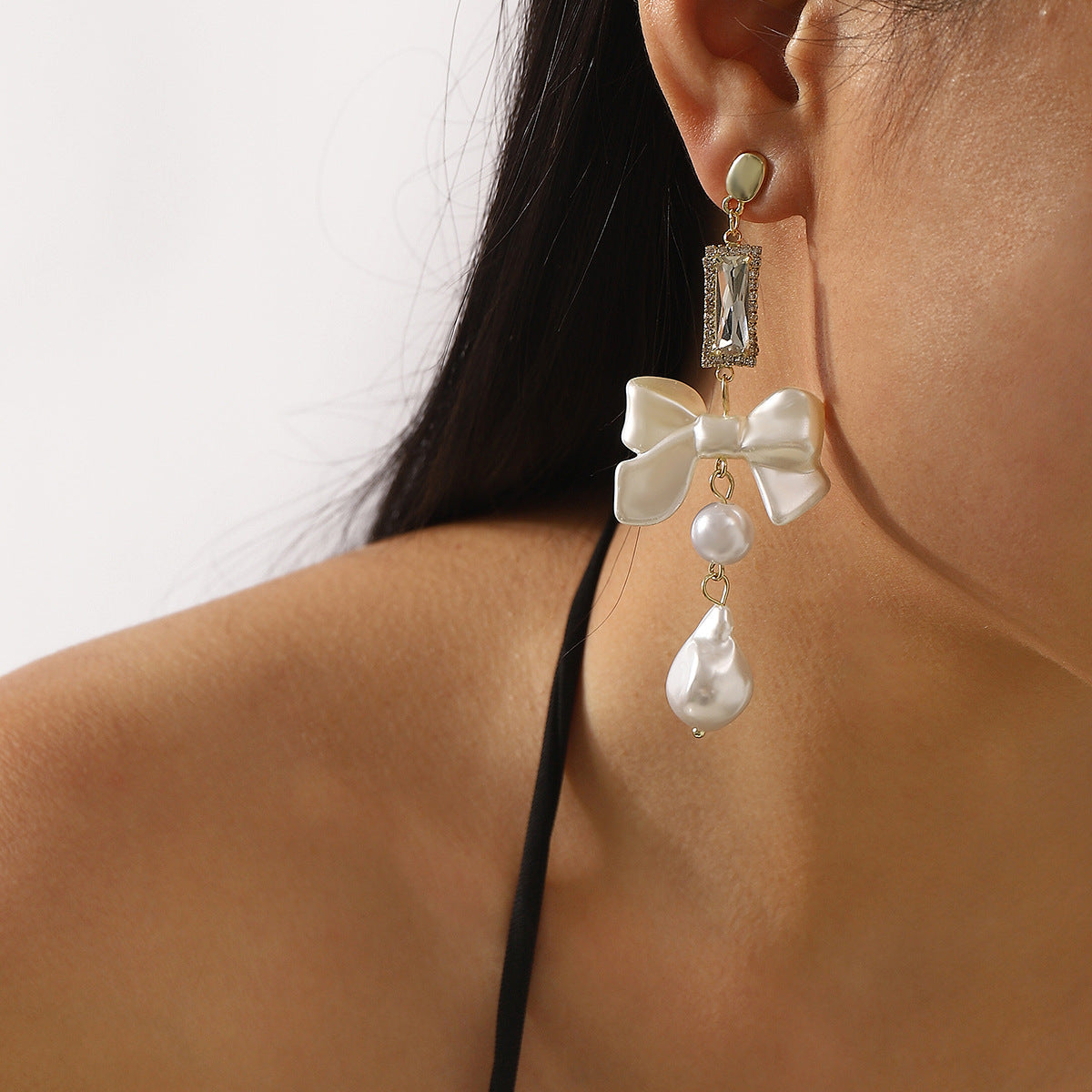 Pendientes Elegantes y Delicados Estilo Perla con Acabado Chapado para Mujer, Diseño Minimalista y Único