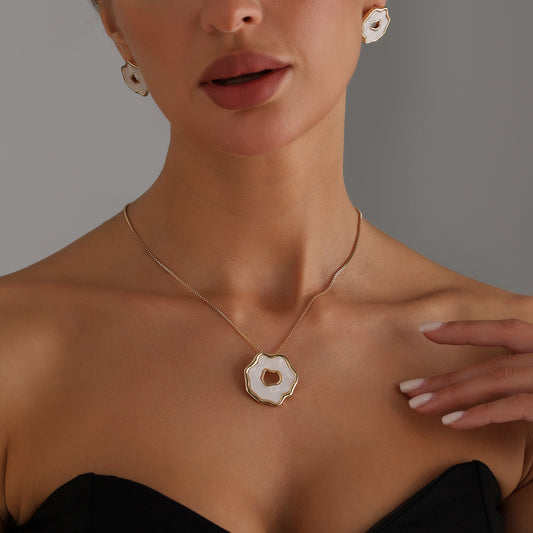 Set di collane con ciondolo geometrico irregolare alla moda in lega con finitura placcata da donna