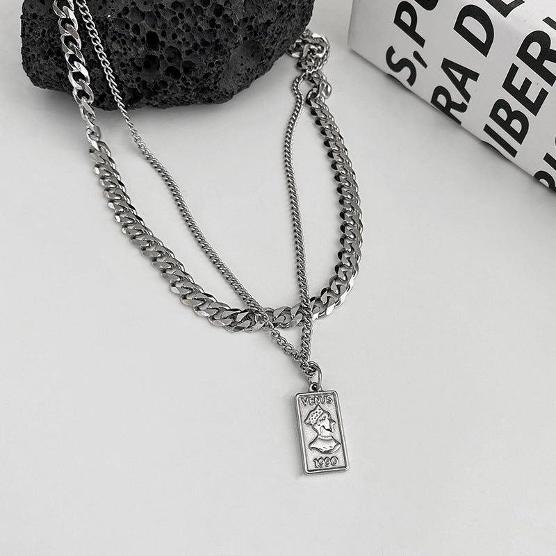 Collar con colgante geométrico minimalista de acero de titanio con acabado pulido para hombres y mujeres, cadena de eslabones cubanos en capas