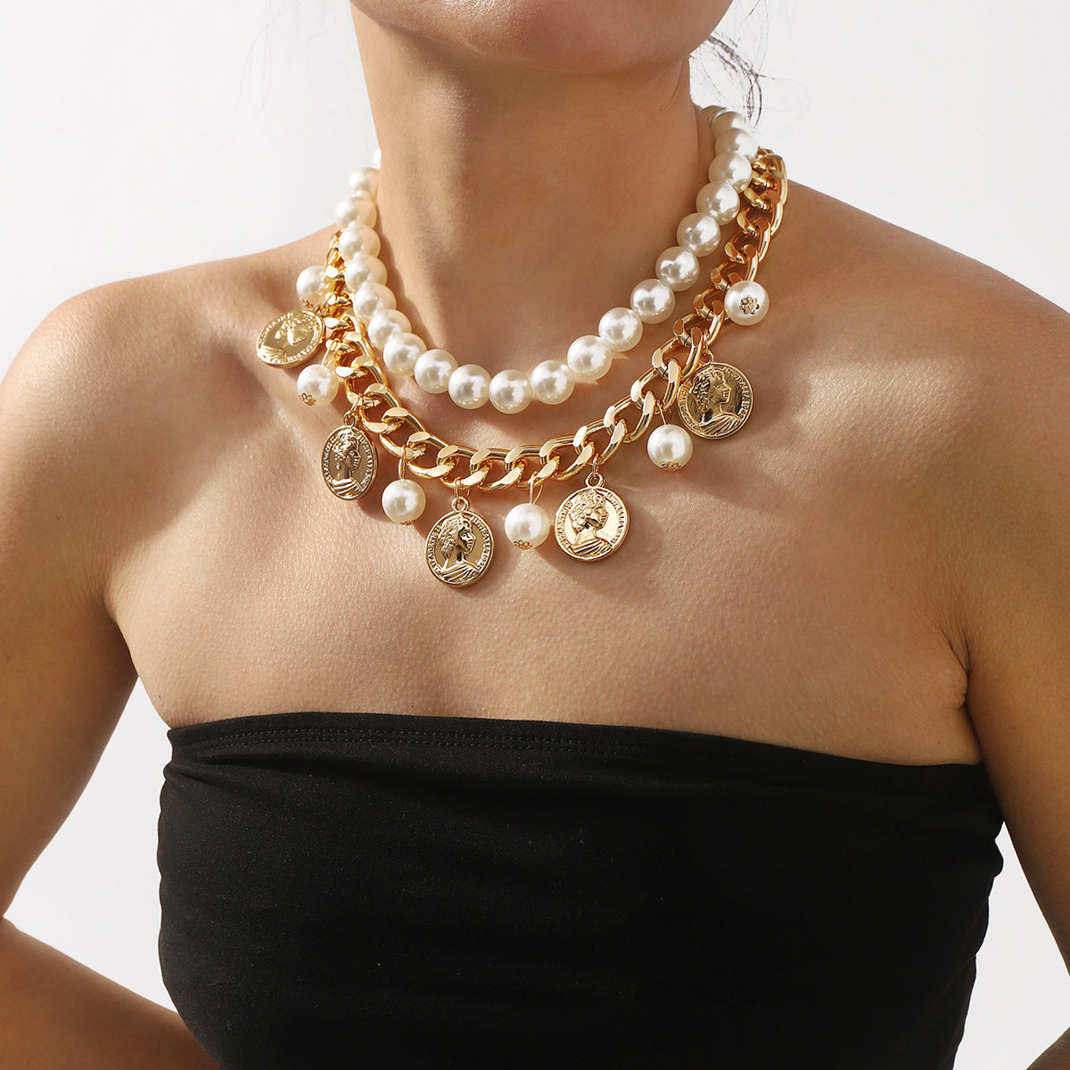 Collana da donna con ciondolo a doppio strato in perle stile vintage, medaglione con regina in rilievo e nappina