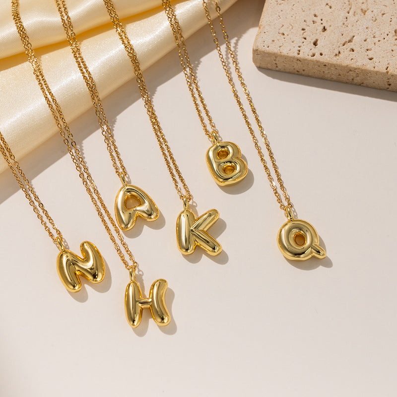 Collar minimalista de acero de titanio chapado en oro de 18 quilates con forma de letra delicada para mujer