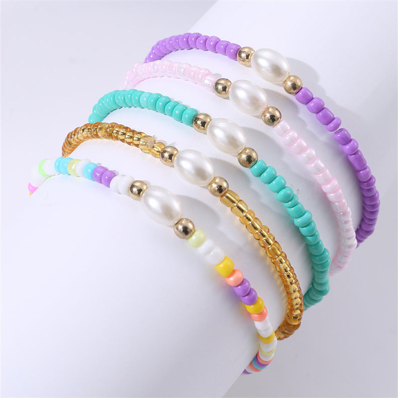 Braccialetto per bambini minimalista con perline di vetro a forma di foglia e inserti di perle e campanelli